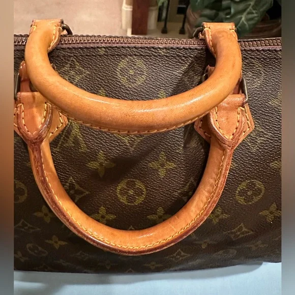Authentic Louis Vuitton Speedy 30 - Picture 2 of 9